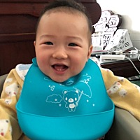 看看儿子的老鼠牙，哈哈哈。 我差不多产后8个月体重就保持在102了，比我怀孕前105斤还要瘦。 要说是怎么...