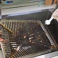 孩子在睡觉，赶紧把油烟机洗一下，毕竟自己洗能省几百[酷]