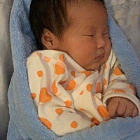 你们觉得宝宝跟着妈妈姓怎么样 他爸爸也是同意的   其实是他爸爸说跟着我姓好。我感觉到他不想让宝宝跟...