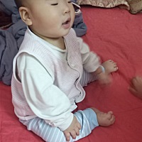 终于会坐了，唉，遗憾的是眼晴像二姐一样遗传爸爸的上睑下垂，日后要承受手术的痛。心痛。。。。
