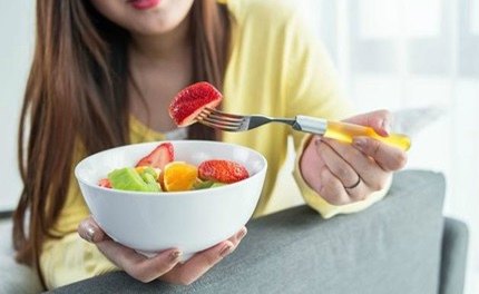 二、注意饮食
饮食上可多吃些应季的新鲜果蔬，预防孕期便秘，但要忌吃螃蟹、山楂、黑木耳、杏仁等凉性活血食物，以防意外流产。为了避免胎儿早产，孕妈妈一定要注意忌吃茴香、花椒、胡椒、桂皮、辣椒、大蒜等辛热性调味料。