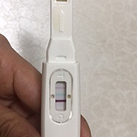 月经一项都很规律提前一两天，这个月推迟四天可是有褐色分泌物怎么办？