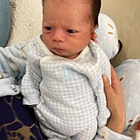 我也没惹他，我就走过去和他说：我是你麻麻[捂脸]