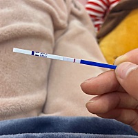 今天是月经推迟第五天  又测了一下  你们能看见是两条杠吗  我开始怀疑是不是假弱阳了  月经推迟5天  还...