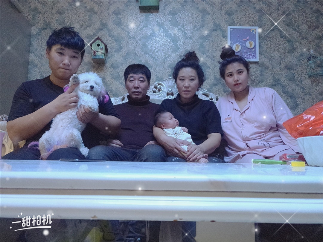 左到右她爸她爷她奶她妈