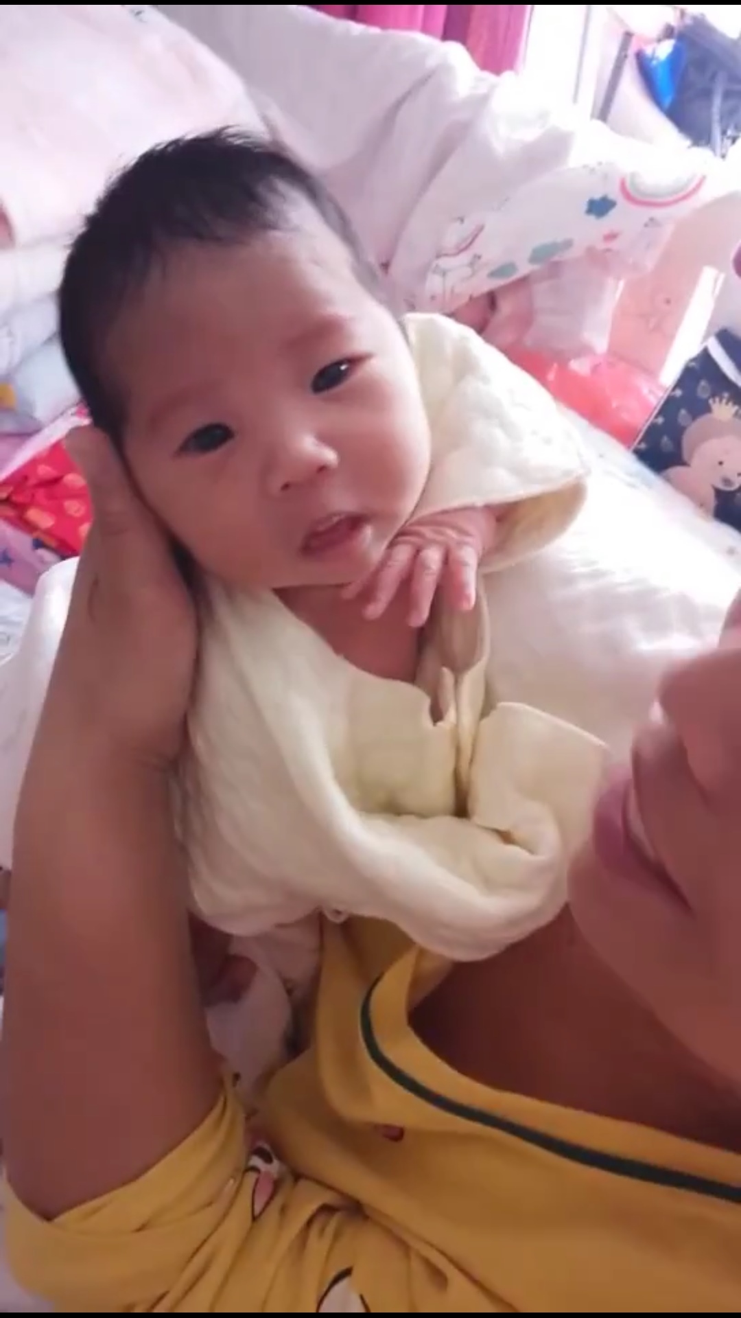 这个也是月子，月嫂阿姨抱着呢