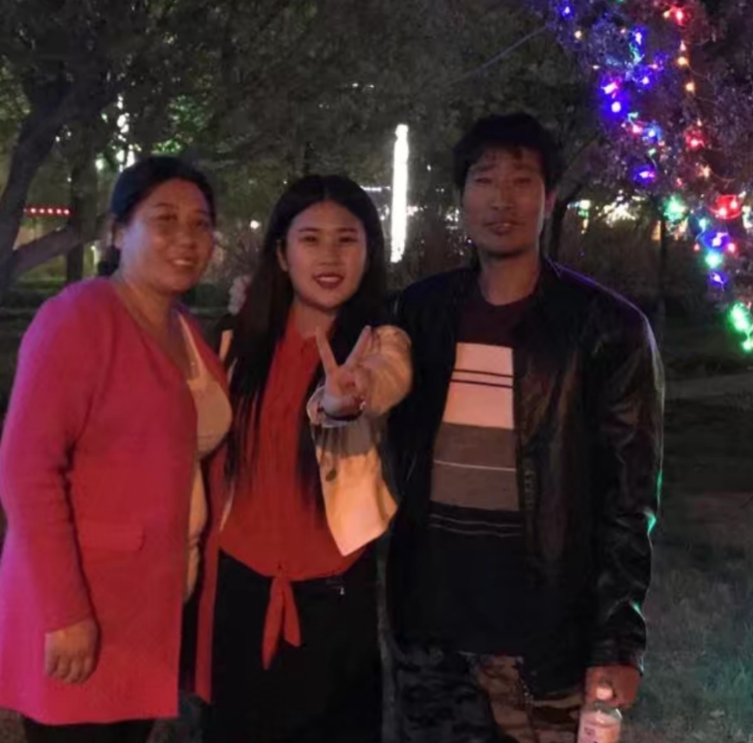 左到右她姥姥，她妈，她姥爷哈哈哈
