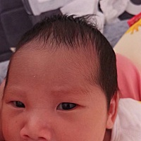 大家帮忙看看我家这个小家伙长得像谁 这是她月子 这个也是月子，月嫂阿姨抱着呢 左到右她爸她爷她奶...