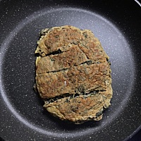 我的天使宝宝这几日哭闹不止，腹胀气，肠绞痛，艾叶煎鸡蛋安排上，敷了三天，效果真的不错哦