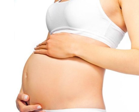 3、和羊水有关
孕肚的大小也与羊水含量有关，由于孕妈妈体质差异的不同，所以羊水含量也是会有差异的，而胎宝宝生活在羊水里，如果孕期羊水比较多，那么孕肚也会看着大一些，所以也就比较显怀；而如果孕妈妈的羊水含量比较少，可能到了月份之后，就会看着不是那么明显，所以孕肚是否显怀还与羊水含量有一定的关系，一般在产检的时候，医生都会告诉你。
4、与骨盆有关
如果准妈妈的骨盆宽，肚子看起来便不会很大；如果骨盆狭窄，那么肚子就会向前突出来，所以看起来就很大。
其实在怀孕早期，对于孕肚是否显怀，孕妈妈不用过于担心，这主要还是由孕妈妈的体质差异而决定的，只要胎宝宝发育正常健康，孕妈妈妈不用过于焦虑担心，最后祝愿每个孕妈妈妈都能平安健康的诞下小宝贝。