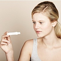 有的孕妈妈怀孕不到三个月，肚子就很明显了，看着像四五个月一样，穿衣服根本藏不住。而多数孕妈妈一般...