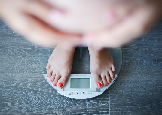 2、孕妈妈的体型与脂肪含量
一般情况下，孕肚与孕妈妈的体型也有很大的关系，如果孕妈妈比较丰满，那么他的体脂含量也会比较高，所以到了一定的月份的时候，是看起来比较显怀的，而对于瘦一点的孕妈妈来说，体内脂肪含量就会比较低，所以看起来孕肚就会没那么明显，但不管孕肚是否明显，只要胎宝宝的发育是正常的，孕妈妈可以无需过于焦虑担心。