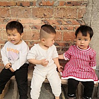 帅哥左拥右抱美女😄