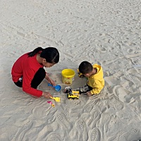 孩子最需要我们的是陪伴，不论大的小的也是一样，昨天带他们去沙滩，姐姐放风筝，弟弟玩沙子。 到要离开...