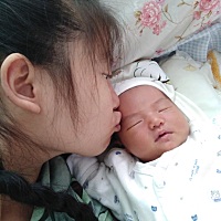 宝宝出生以后，我就开始拉肚子。一天起码上四次厕所。不知道正不正常。生第一胎的时候我是便秘七八天上...