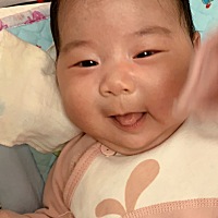 今天两个半月啦 宝宝十二斤半  出生时才五斤八两  一直是母乳喂养