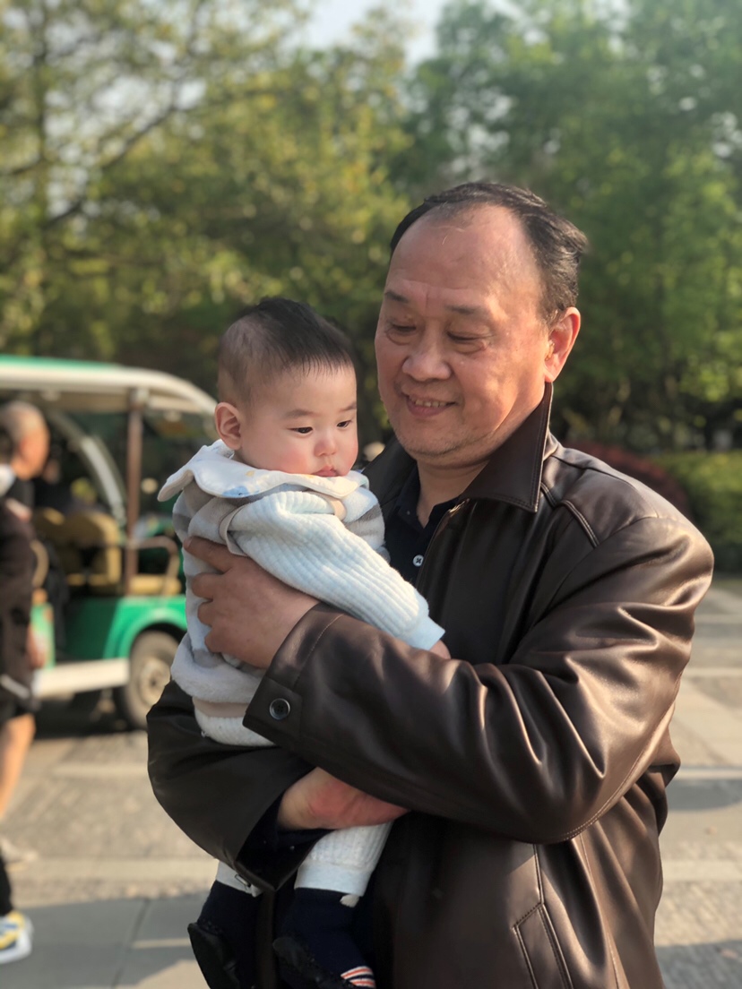 小宝西湖游，爷爷抱抱