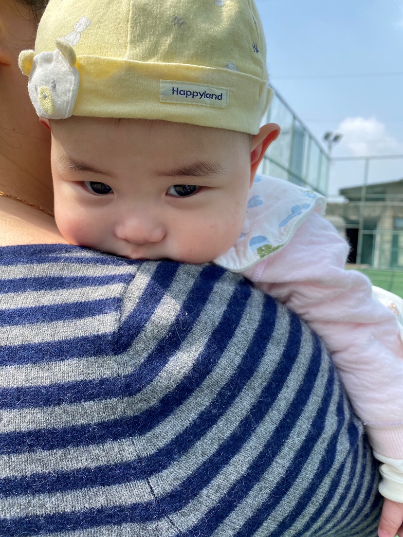 妈妈带着我陪哥哥踢球