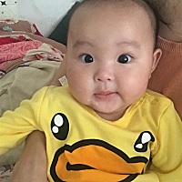 我的宝宝7个月，最近天气热，晚上睡觉都出很多汗，又不敢吹风扇