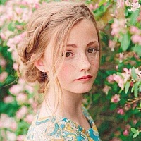 月经就是脱落的子宫内膜损伤面引起的出血，正常的月经量，在30～100毫升之间，平均70毫升左右。 月经量...