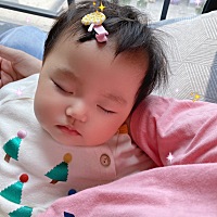 ✏ 🤱7个多月的妮妮🐹进入超粘人，超认人阶段[捂脸]特别是晚上✨别人抱过去就嚎啕大哭，回到我怀里...