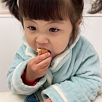 吃货体质从小就能看出来，喝奶，吃饭，水果，零食全部都爱，明明才两岁四个月，看着像3-4岁的娃。