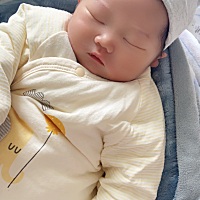 宝宝的鼻梁好塌呀 可以捏鼻梁吗 我听人家说最好不要捏 🦩
