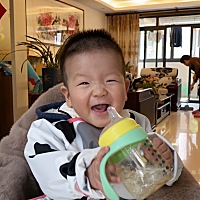 一转眼就已经8月➕了，我的宝贝已经解锁了更多的技能，一天天的在茁壮长大。我可爱的小人儿，妈妈每天爱...