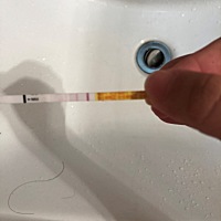 还没到这个月的姨妈，测出来浅浅的颜色，我该去医院检查下么。
