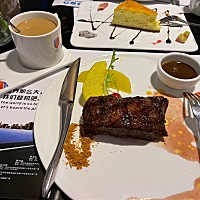 来广东两天。上火了，还堵奶。请了三次广东通乳师。。。昨晚两小时一次奶。全扔了，出远门真的心累，奶...