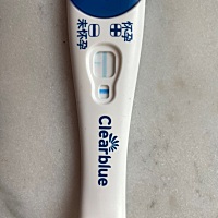 连续用晨尿测了两天都是这种半怀不怀的状态！气死我了一直吊着我！不准备测了就当没有等姨妈！