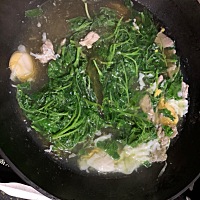 娘家的习俗是吃青草饭，婆家是吃益母草汤。
