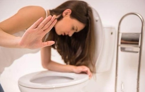 一、孕期难熬事之孕吐食欲不振
这是多数孕妇经历的孕期症状之一，用吃什么吐什么来形容真的是毫不夸张。即使是平时自己爱吃的食物，还没看到饭菜，光闻着味儿就得往卫生间跑。整天什么都吃不下，却还在不停的吐，感觉胃都要被吐出来了。而这种情况一般会持续3个月，严重的话在5个月的时候还会吐，真的是一辈子都不想再有的经历。