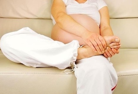 二、孕期难熬事之耻骨疼
耻骨痛绝对是九成以上接近全部孕妈都深恶痛绝的孕期症状之一！孕晚期时，随着宝宝越长越大，妈妈们的耻骨间隙也越来越大，不管你是躺着、坐着、站起来还是走路，耻骨总会隐隐作痛来怒刷存在感！很多孕妈连迈个腿、翻个身都不敢动作大了，就怕牵连着疼。最讨厌的是，基本上没有有效的办法能够缓解耻骨疼痛的，顶多就是腿下面垫个垫子，稍微舒服点。