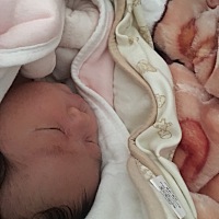各位宝妈们、我家宝宝睡觉的时候呼吸声音很大  老是哼哼唧唧的、这是什么情况