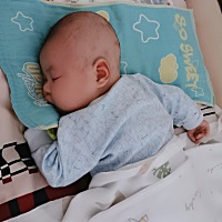 我们家的小大人2个月了 骗奶喝的小人人