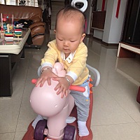 姐姐买的生日礼物，超喜欢坐木马！ 周岁啦 生日快乐🎂