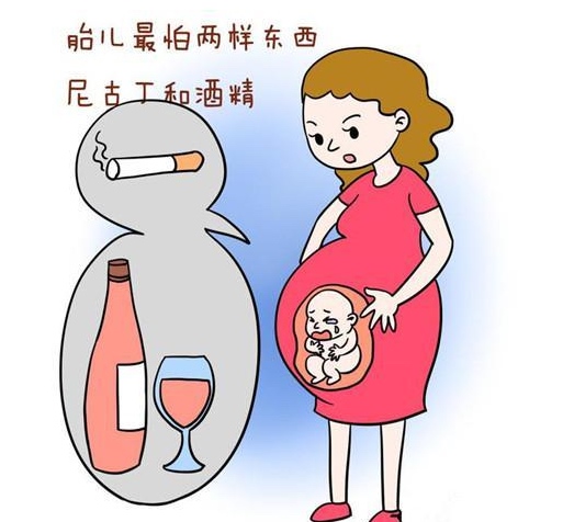 因此，准备怀孕的女性，要先去检查，看有无妇科炎症，如果有，应该先治疗再怀孕，避免怀孕后感染羊膜。如果孕妇在怀孕期间发生全身感染和生殖器感染，不要因为惧怕药物给胎儿带来的副作用，而硬扛着不去就医，一定要在医生指导下及时治疗。同时，患有牙周病的孕妇或准备妊娠的女性，不妨去看一下牙科医生。
除了感染，如果孕妇有先天性宫颈机能不全，营养不良、贫血，或患有严重内科疾病等，都会引起早产。在胎儿方面，羊水过多和多胎也会导致子宫过度膨胀，宫缩提前，引起早产。
最容易发生早产的情况：
1、未满20岁或者大于35岁的孕妇。
2、有流产史的孕妇。
3、胎位不正的胎儿。
4、怀有双胞胎或者多胞胎的孕妇。
5、孕期过度吸烟、喝酒的准妈妈。
除了以上几种情况外，准妈妈还要注意平时不起眼的小疾病，例如牙周病、流感甚至是拉肚子都可能会引发早产！