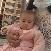 你在妈妈的肚子上十个月，在妈妈的怀里十几年，