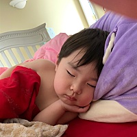 我家宝宝两周不到特别招人喜欢，经常跟附近的人聊天，邻里邻居的都很喜欢逗他玩今天休息去逛街本来想带...