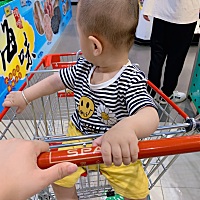 九个多月啦、不翻身 不会爬 不会自己坐起来。偶尔可以扶站一下下。哭的时候叫妈妈、不哭就是爸爸长爸爸...