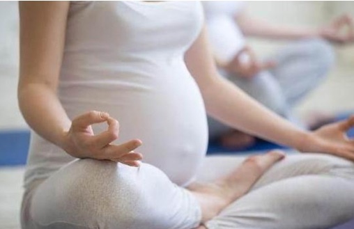 2、保持充足优质的睡眠
优质的睡眠不但能够使准妈咪放松神经，消除疲劳感，还能有利于胎儿的生长发育。在睡前准妈咪不妨喝杯温牛奶，有助于安睡一整晚。
3、 定期产检
怀孕7个月时，准妈咪应该每两周进行一次孕检。在进入孕晚期后，孕妇的体重就会增加的特别快，腹部也会非常大。此时，由于腹部，肠胃，膀胱受到挤压，常常会感到胃部非常的不适，造成腰酸背痛。所以，孕晚期检查就非常关键，大家一定要谨慎小心。
祝愿每个妈妈都顺利平安的度过孕期，每天都开开心心！