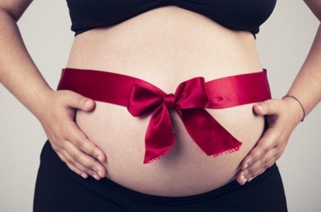 1、胎宝宝的胎动频率减少
这一阶段的胎儿基本成型，但依旧处于发育阶段。随着发育，胎儿的体重增加，子宫内活动空间减少。在这期间，准妈咪会发现胎儿的活动幅度减少。
孕晚期的正常明显胎动1小时不少于3～5次，12小时明显胎动次数为30～40次以上。但由于胎儿个体差异大，有的胎儿12小时可动100次左右，只要胎动有规律、有节奏、变化不大，即证明胎儿发育是正常的。胎动正常，表示胎盘功能良好，输送给胎儿的氧气充足，胎儿在子宫内生长发育健全，很愉快地活动着。