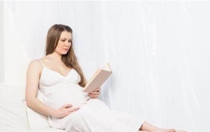 孕期想要安全度过胎儿发育转折点，准妈咪就要特别注意以下这3点咯！
1、保证饮食质量和品种齐全
孕晚期是胎儿生长较快阶段，对于营养的要求会变得更高，需求量也会相应增多。因此，孕晚期的饮食是非常重要的。为了给宝宝一个优良的生长环境，妈妈们在饮食方面要注意保证蛋白质的摄入量。蛋白质是人体中非常重要的物质。比如多吃禽类、鱼类、大豆等。