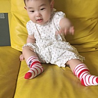 姐姐的衣服，哥哥的袜子。爸爸说我给他穿的太女性了。今天他亲自出门给小宝买衣服。期待转变！