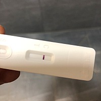 1我排卵期总是会出血，去医院查，宫颈啥的也没问题，备孕半年了还没怀上。。。月经推迟了4天了，但是测...