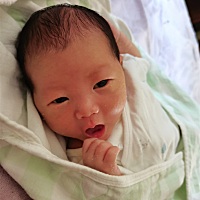 宝宝出生第9天了 遗传了我的小眼睛  希望长长会变好看点