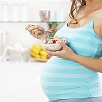 女性朋友怀孕后，由于孕期胰岛素水平偏高，容易使血糖偏低，另外怀孕初期孕吐等妊娠反应会导致孕妇营养...