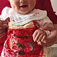 六个月啦，和妈妈的酒窝一模一样，是个爱笑的小开心果👧🏻