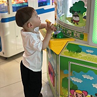 我的小宝长成一个小大人儿啦  会学麻麻说话  会帮忙拿东西 也很会捣乱  妈妈好爱你😘